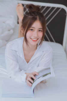 宝宝躺着的时候双腿往上翘